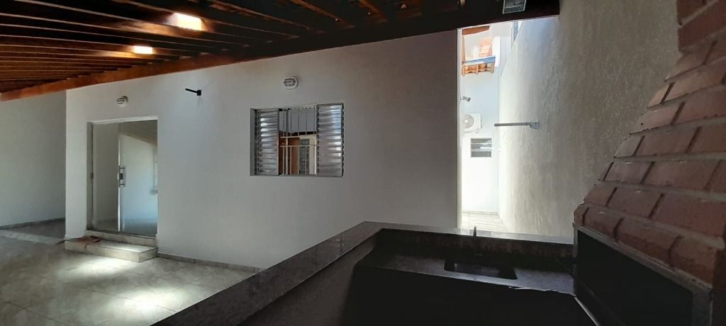Casa 2 dormitórios com suíte e 3 vagas cobertas no Jd dos Ipês, Sumaré
