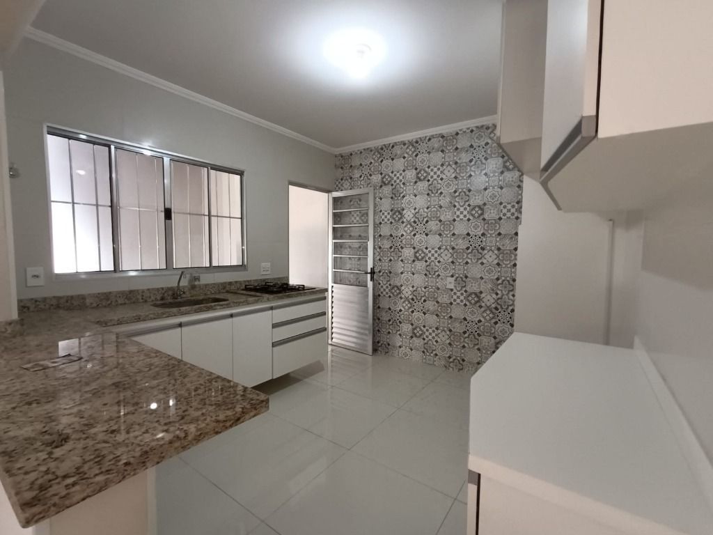 Casa 2 dormitórios com suíte e 3 vagas cobertas no Jd dos Ipês, Sumaré