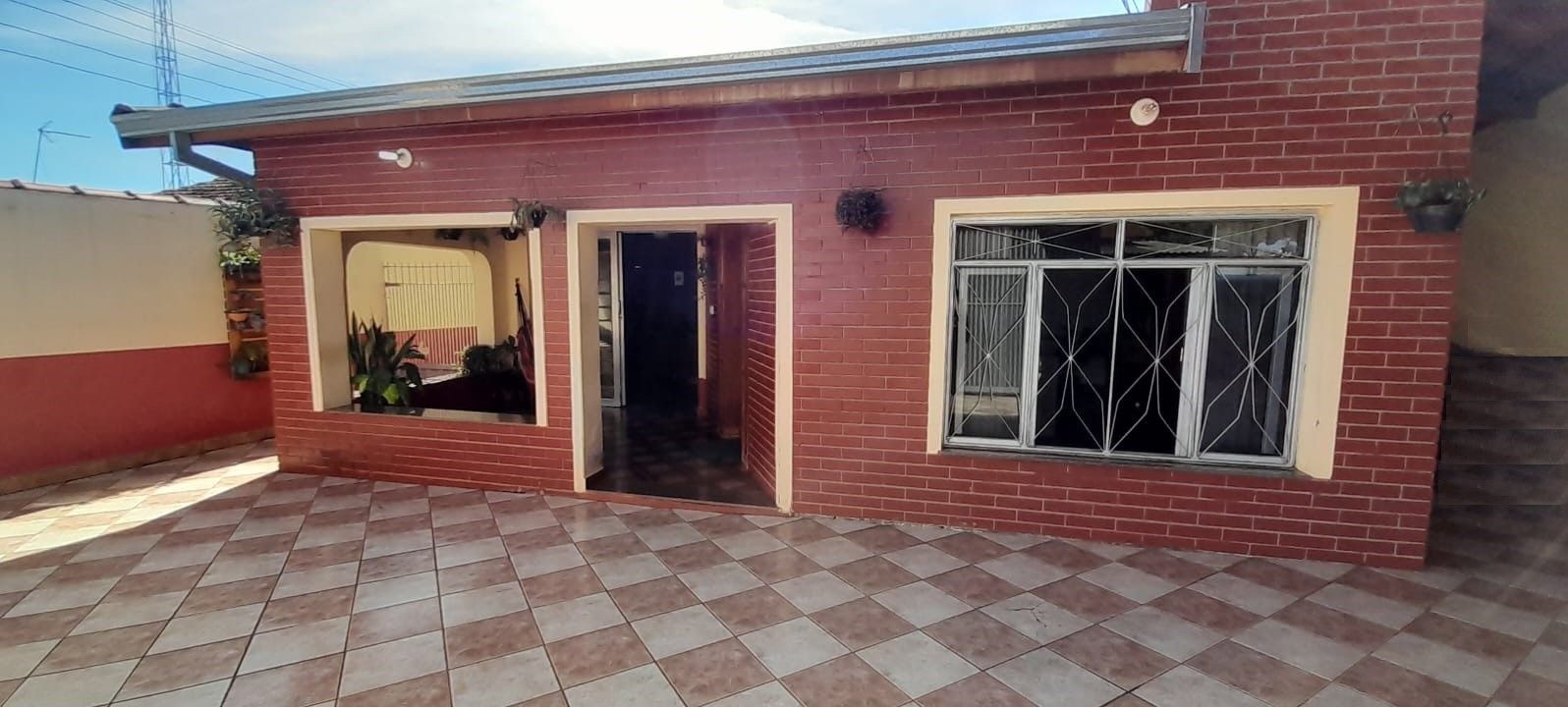 Casa de bairro com 3 quartos, 1 é suíte, garagem para 2 carros próximo Avenida Amizade