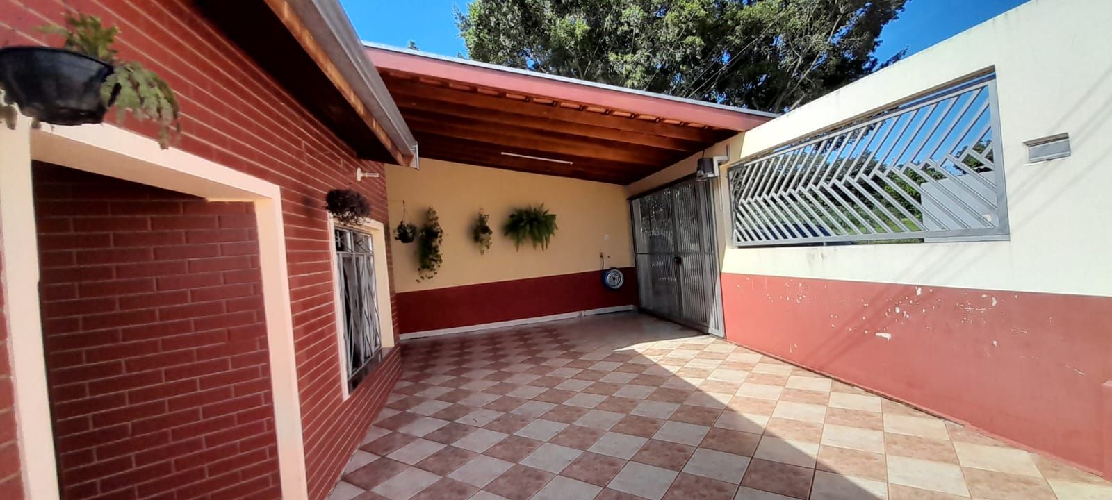 Casa de bairro com 3 quartos, 1 é suíte, garagem para 2 carros próximo Avenida Amizade