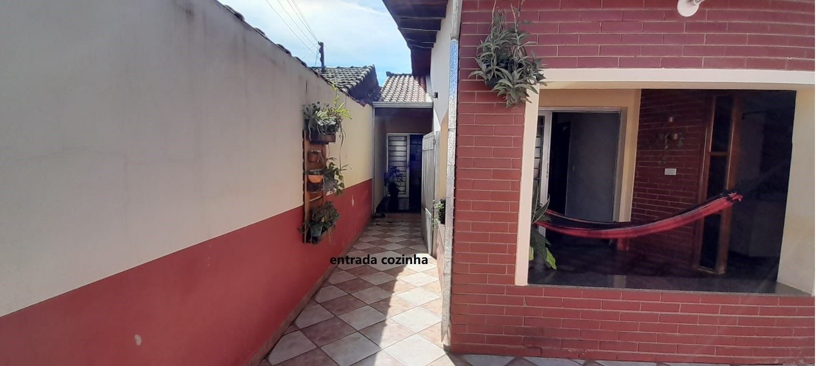 Casa de bairro com 3 quartos, 1 é suíte, garagem para 2 carros próximo Avenida Amizade
