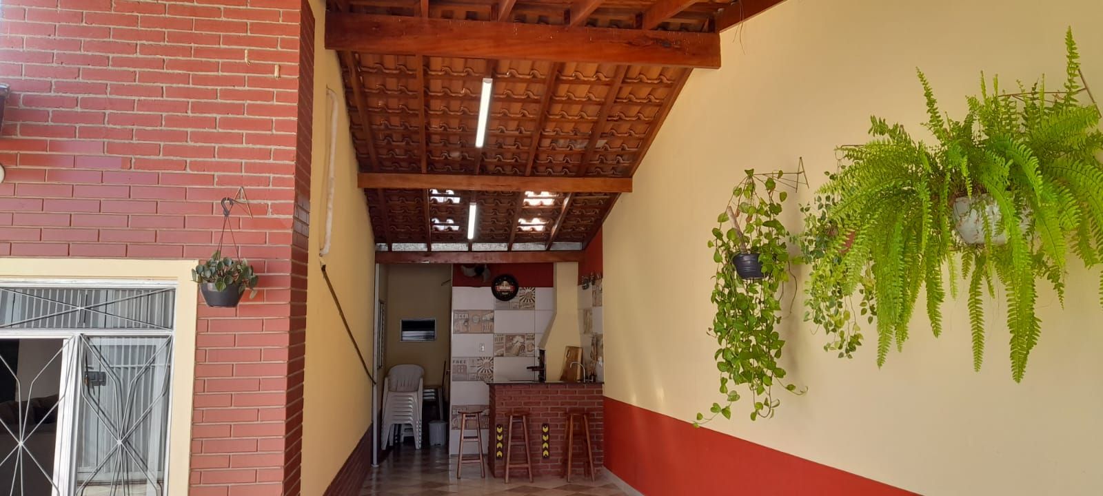 Casa de bairro com 3 quartos, 1 é suíte, garagem para 2 carros próximo Avenida Amizade
