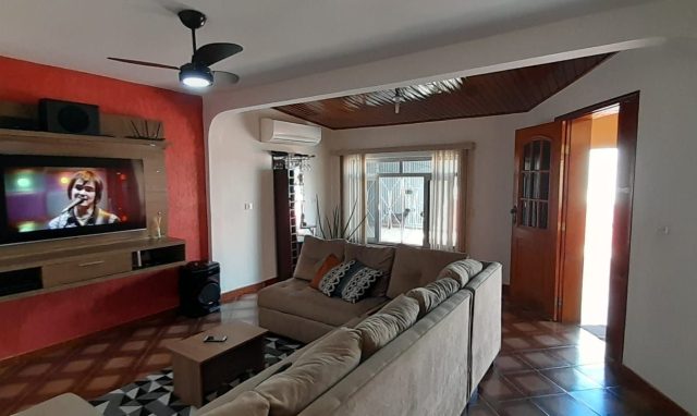 Casa de bairro com 3 quartos, 1 é suíte, garagem para 2 carros próximo Avenida Amizade