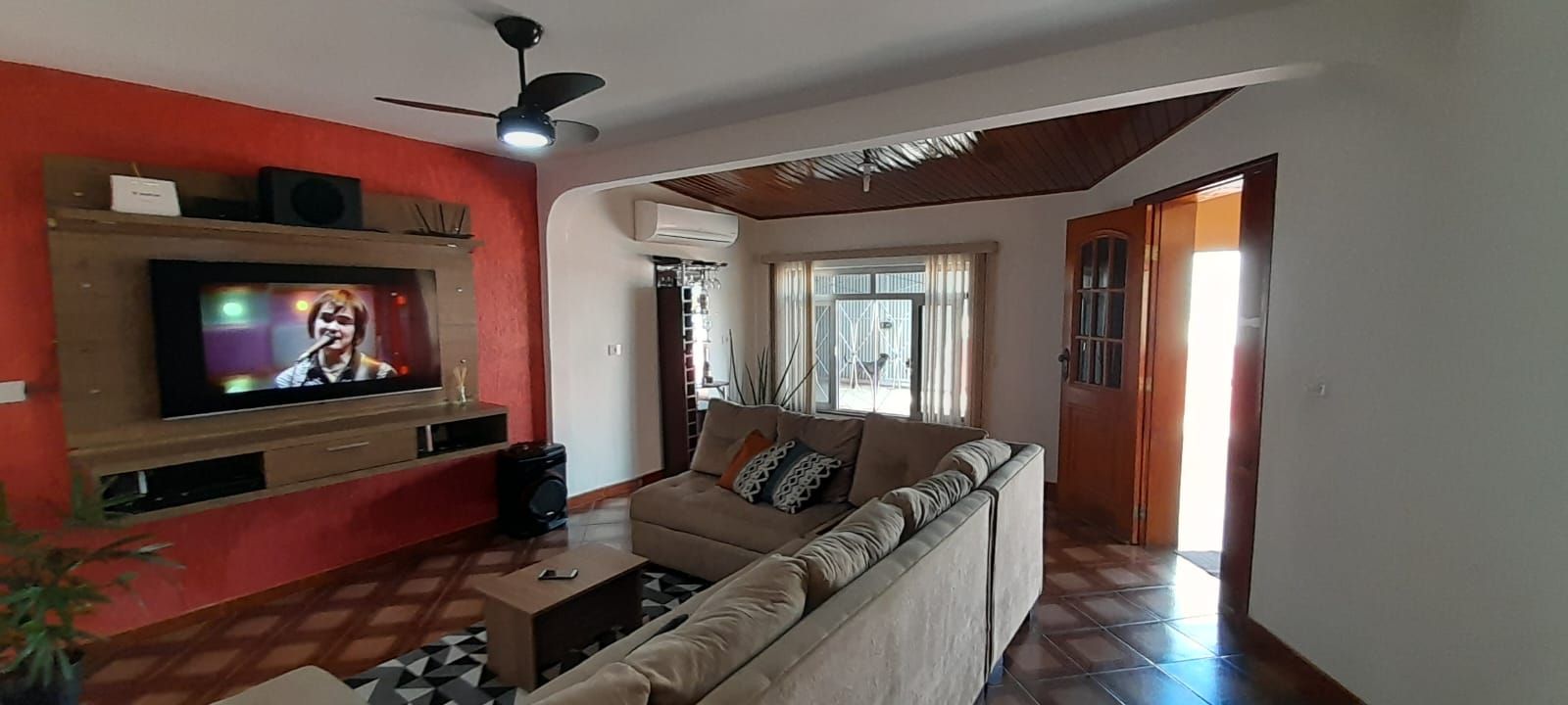 Casa de bairro com 3 quartos, 1 é suíte, garagem para 2 carros próximo Avenida Amizade