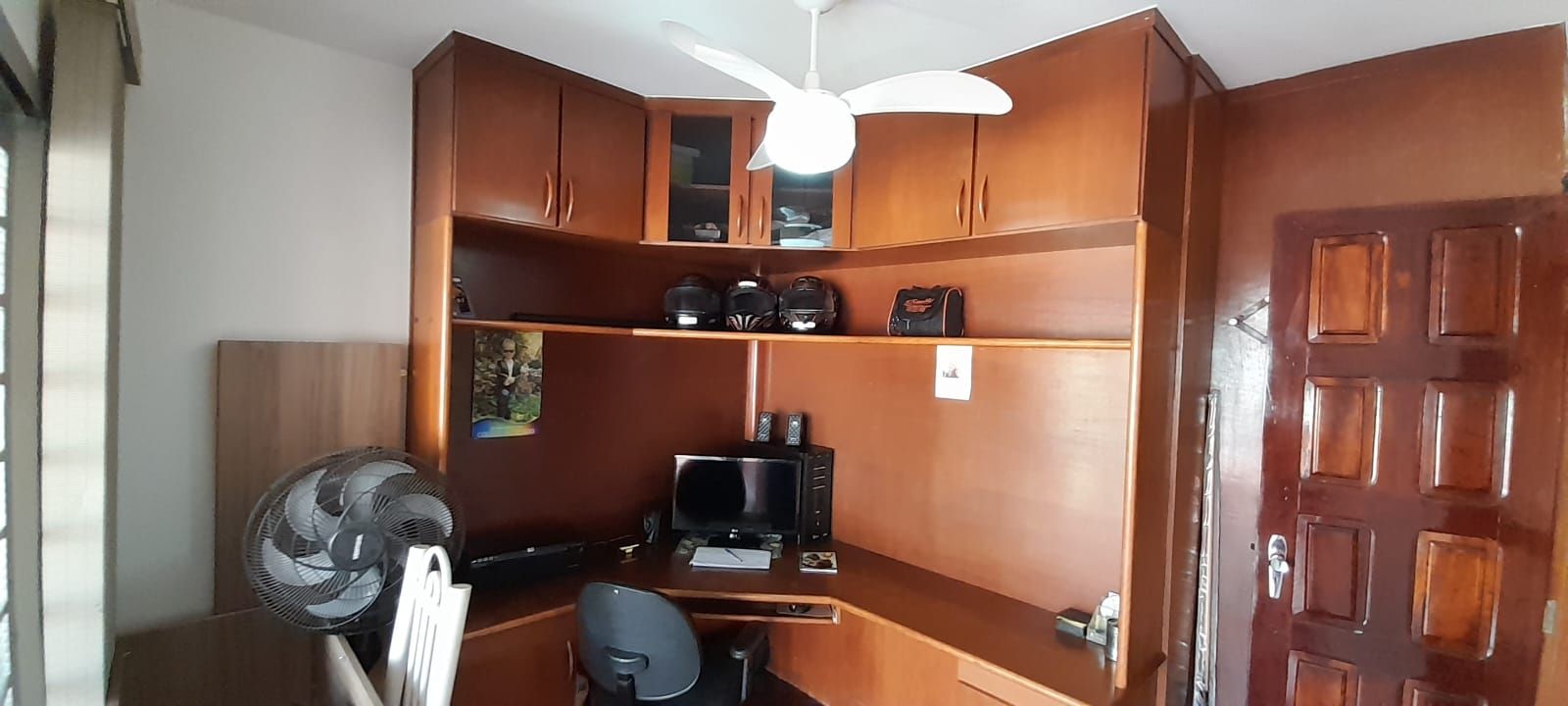 Casa de bairro com 3 quartos, 1 é suíte, garagem para 2 carros próximo Avenida Amizade