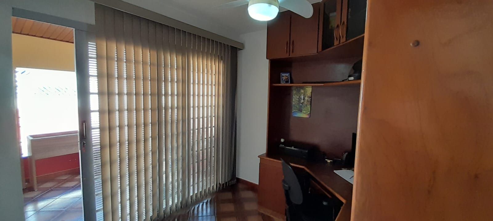 Casa de bairro com 3 quartos, 1 é suíte, garagem para 2 carros próximo Avenida Amizade
