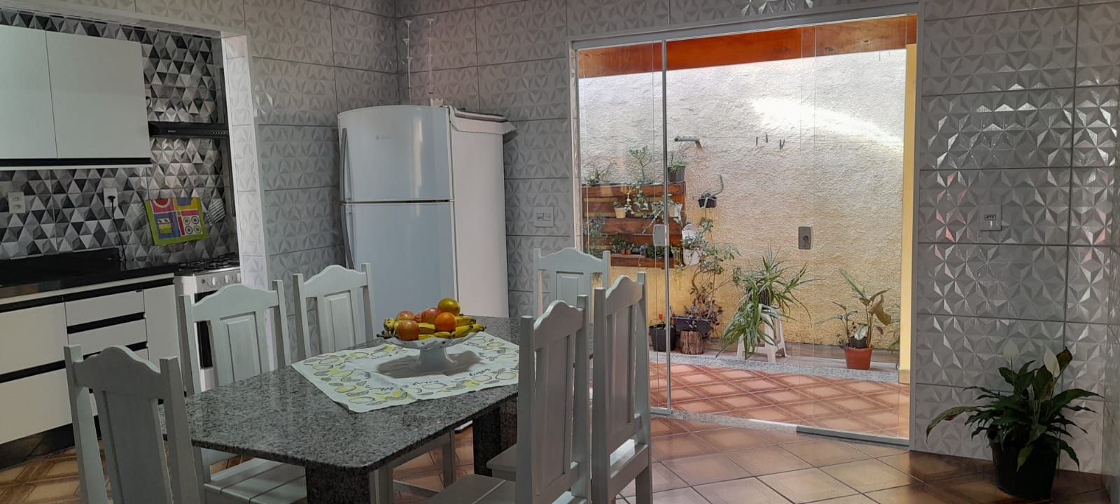 Casa de bairro com 3 quartos, 1 é suíte, garagem para 2 carros próximo Avenida Amizade