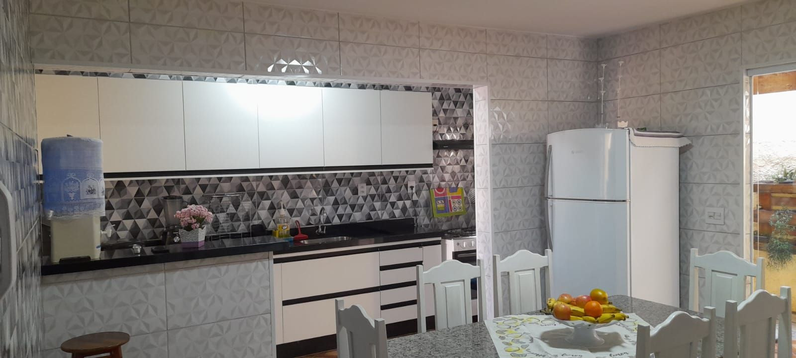 Casa de bairro com 3 quartos, 1 é suíte, garagem para 2 carros próximo Avenida Amizade
