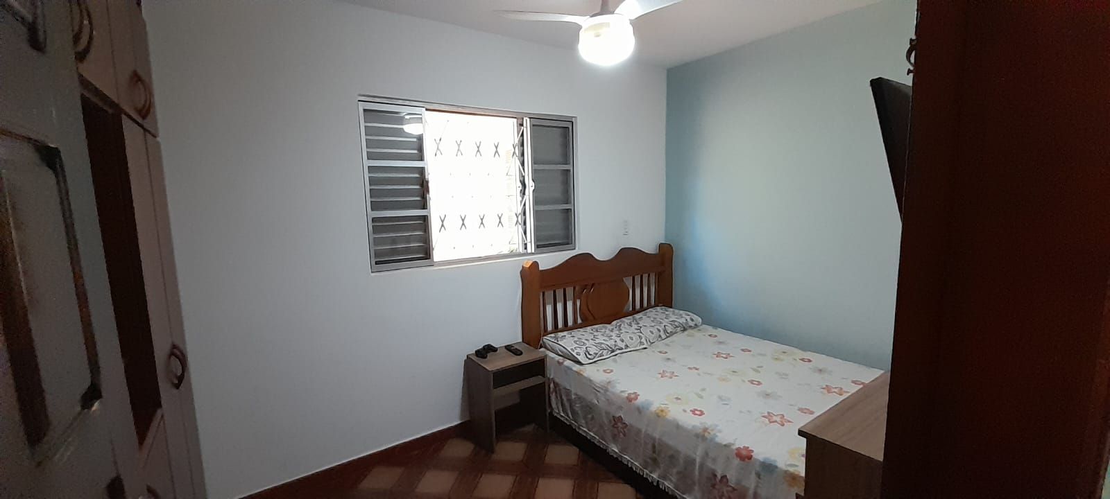 Casa de bairro com 3 quartos, 1 é suíte, garagem para 2 carros próximo Avenida Amizade