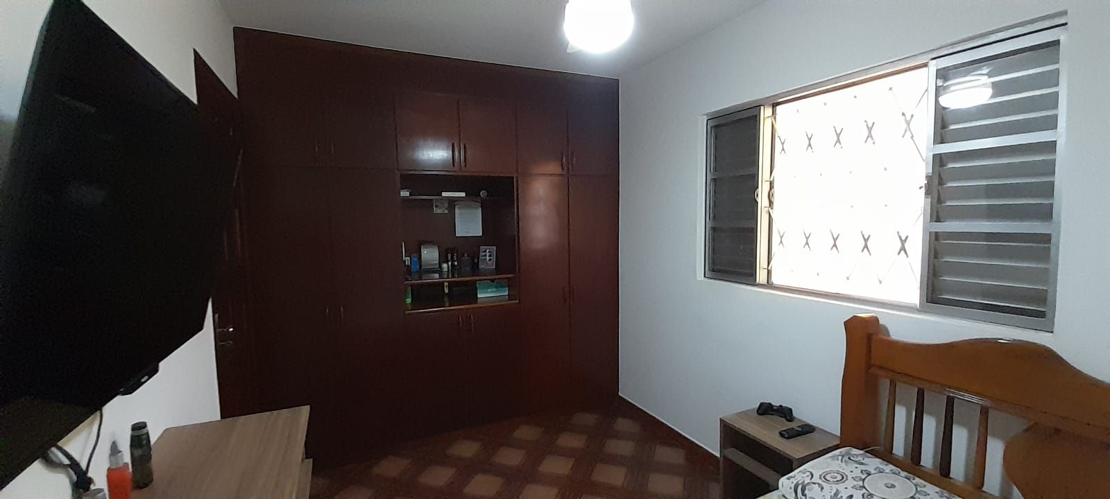 Casa de bairro com 3 quartos, 1 é suíte, garagem para 2 carros próximo Avenida Amizade