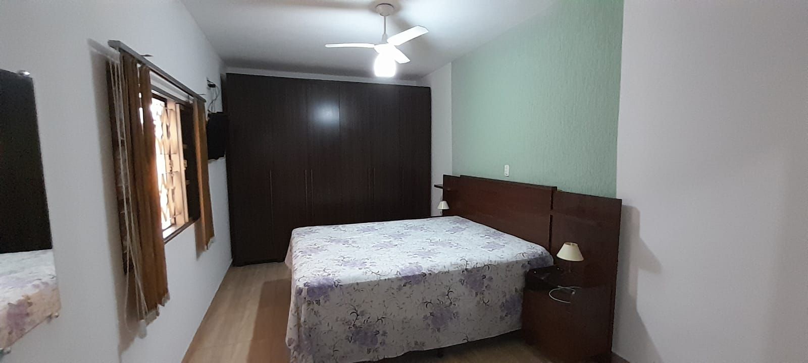 Casa de bairro com 3 quartos, 1 é suíte, garagem para 2 carros próximo Avenida Amizade