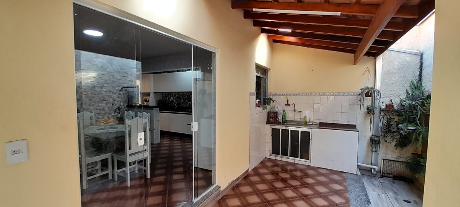 Casa de bairro com 3 quartos, 1 é suíte, garagem para 2 carros próximo Avenida Amizade