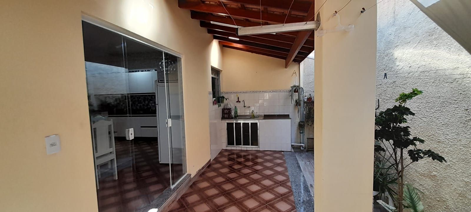 Casa de bairro com 3 quartos, 1 é suíte, garagem para 2 carros próximo Avenida Amizade