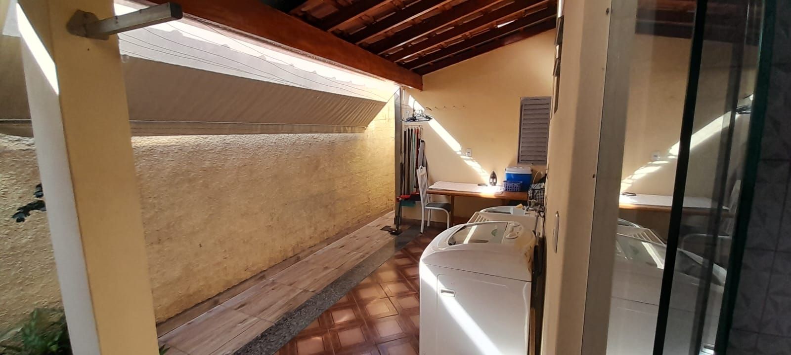 Casa de bairro com 3 quartos, 1 é suíte, garagem para 2 carros próximo Avenida Amizade